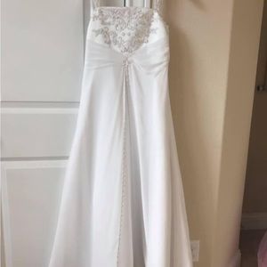 Perfect condition. David’s bridal. Size 10. Fits girls 9-12.